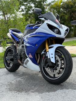 2011 Yamaha YZF-R1 — Clean Title | Only 11,000 Miles