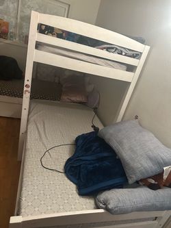 White L-Shaped Triple Bunk Bed // Litera de 3 camas
