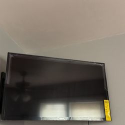 Samsung 32” TV With Mount 
