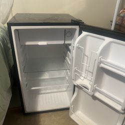 ✨ Mini Fridge – Works Perfectly! ✨ $50
