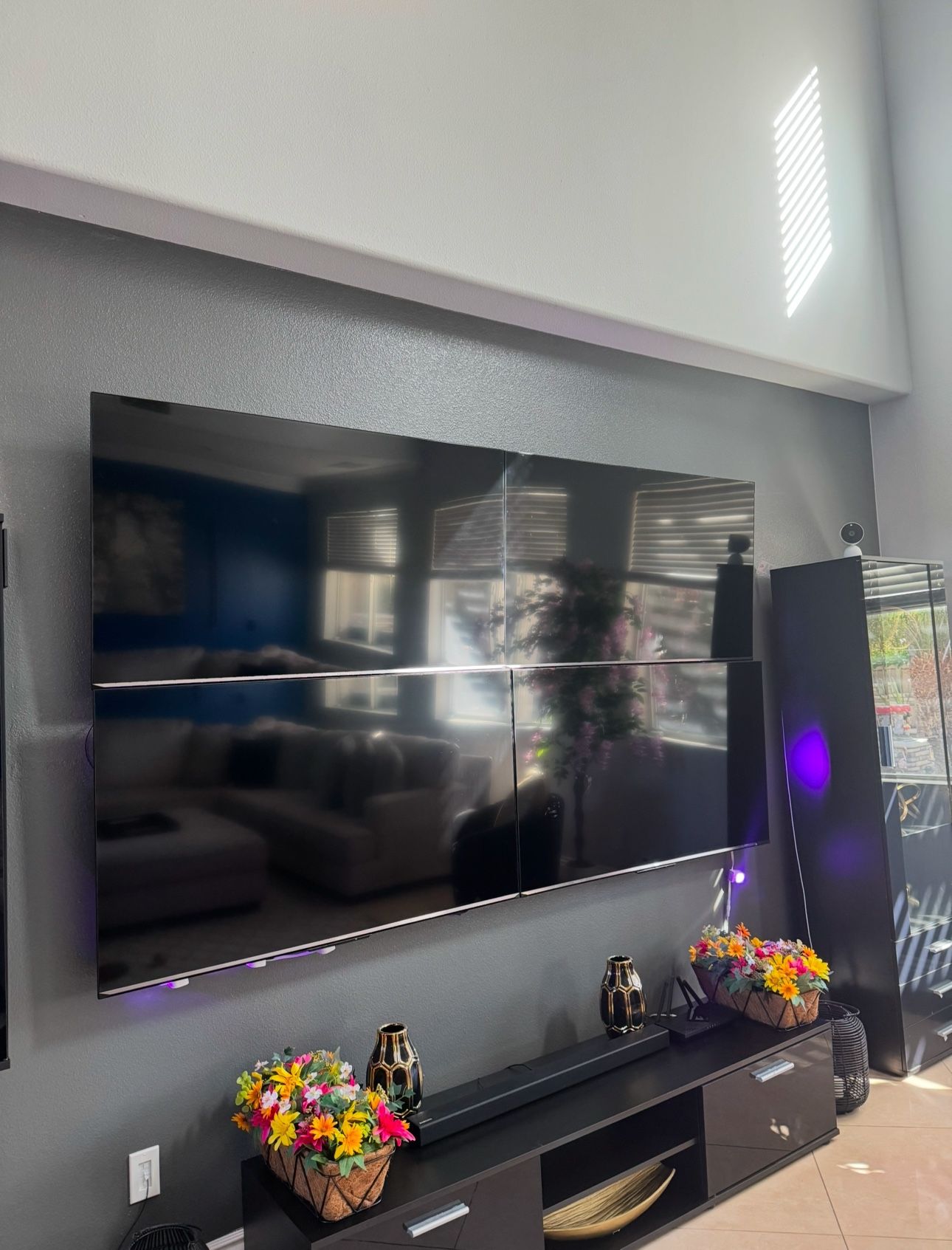 4 tvs - 55 inch Hisense Smart TVs - QLED 