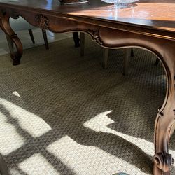 Dining Table; excellent condition; timeless  design