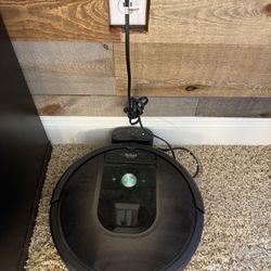 iRobot Roomba Vacuum – Works Great