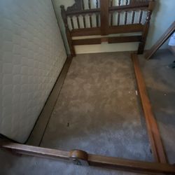 Queen size bedframe 