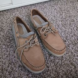 Clean new shoes 9m size asking $50 cash must pick up Broadway and apache buckeye az