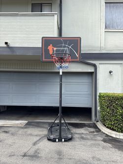Extendable basketball hoop