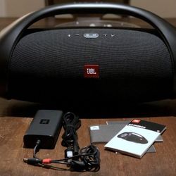 BOOMB BOX SEMI NEW $230