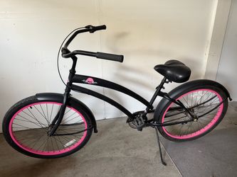 Black & Pink Skull Beach Cruiser. Excellent Condition