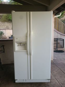 Kenmore Side-by-Side Refrigerator with Ice Dispenser, white