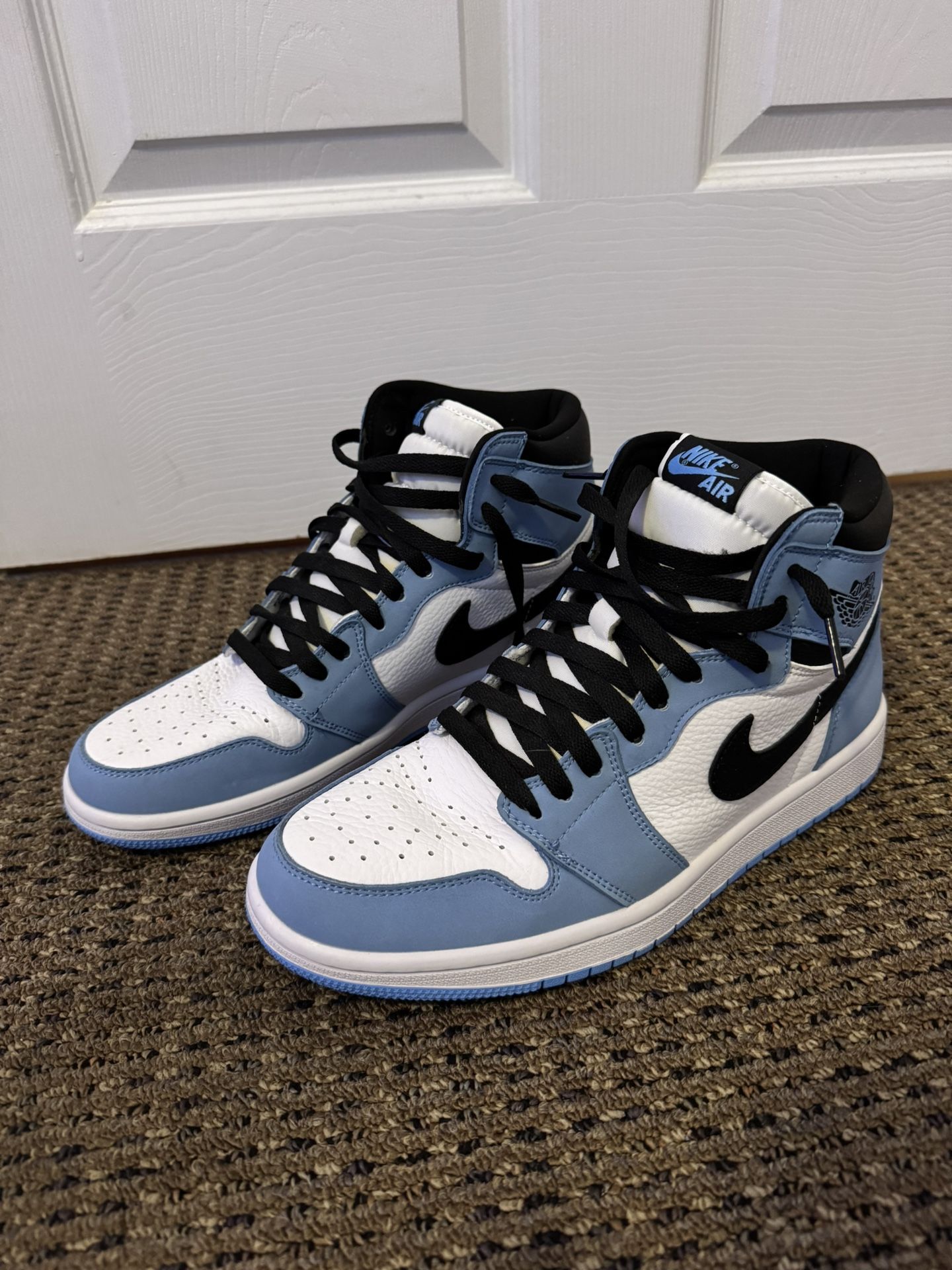 Air Jordan 1 Retro High University Blue