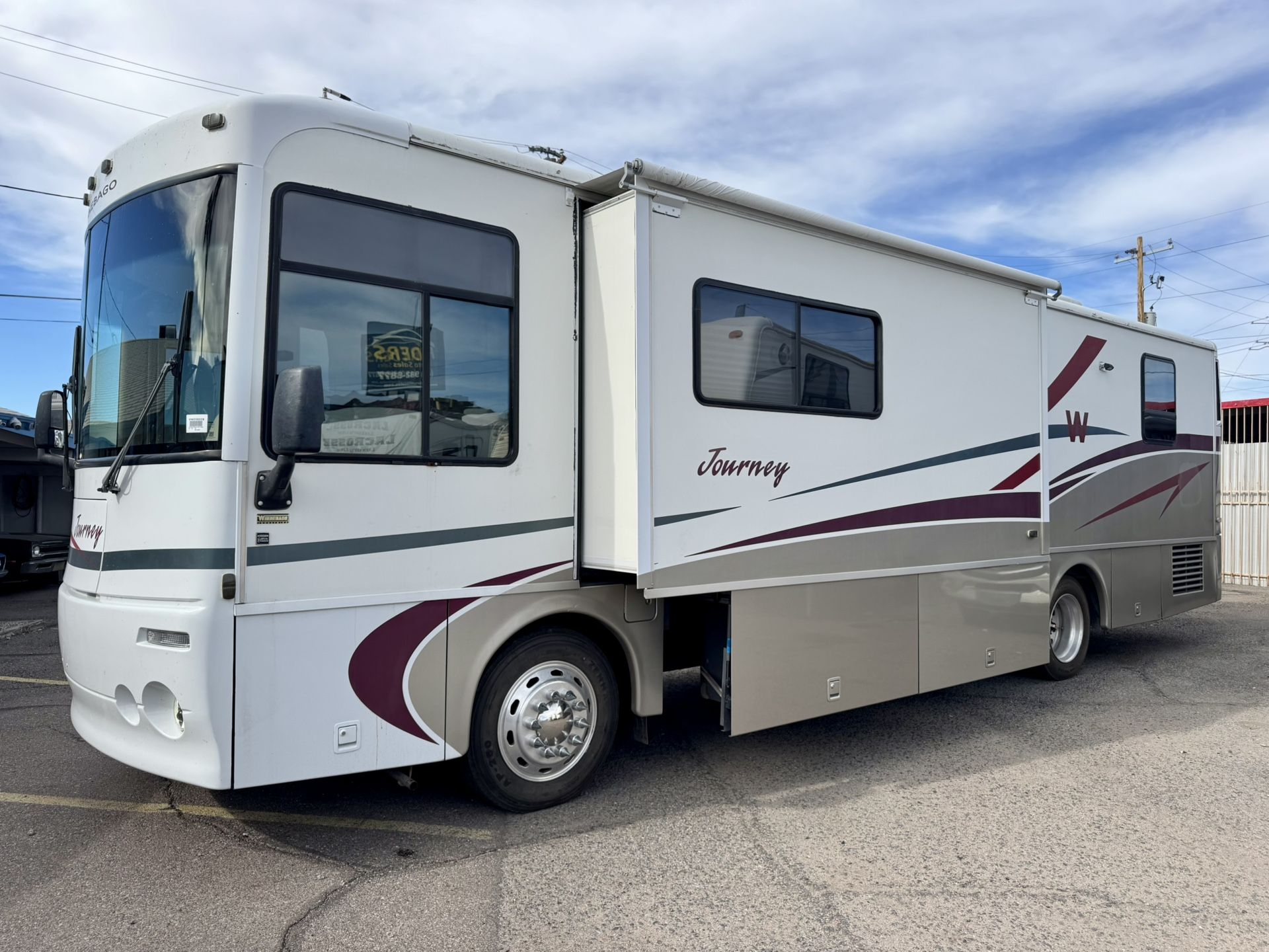 2000 Winnebago journey 34ft class A diesel pusher with large slide out