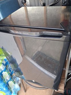 Refrigerator/ Mini Must GO!