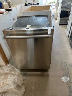 Thermador Dishwasher Model DWHD440MFP/02