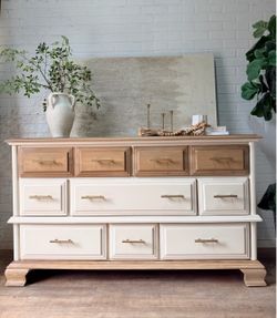 Vintage Beautiful Maple Dresser 8 Drawer
