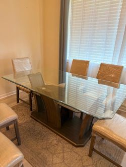 LIKE NEW Mor Furniture Dining set-Glass table and 6 Chairs