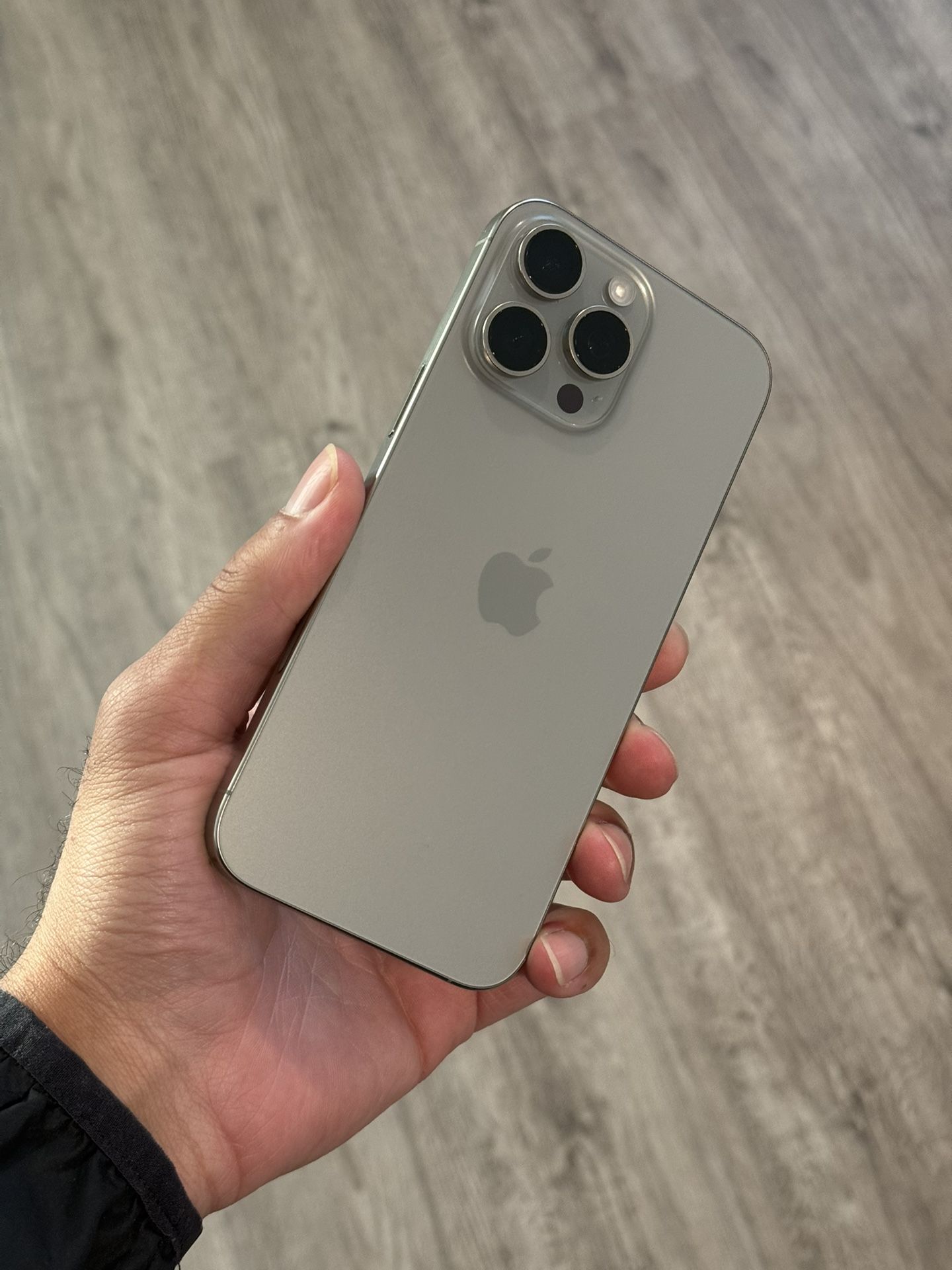 iPhone 16 Pro Max UNLOCKED - 256GB - Natural Titanium