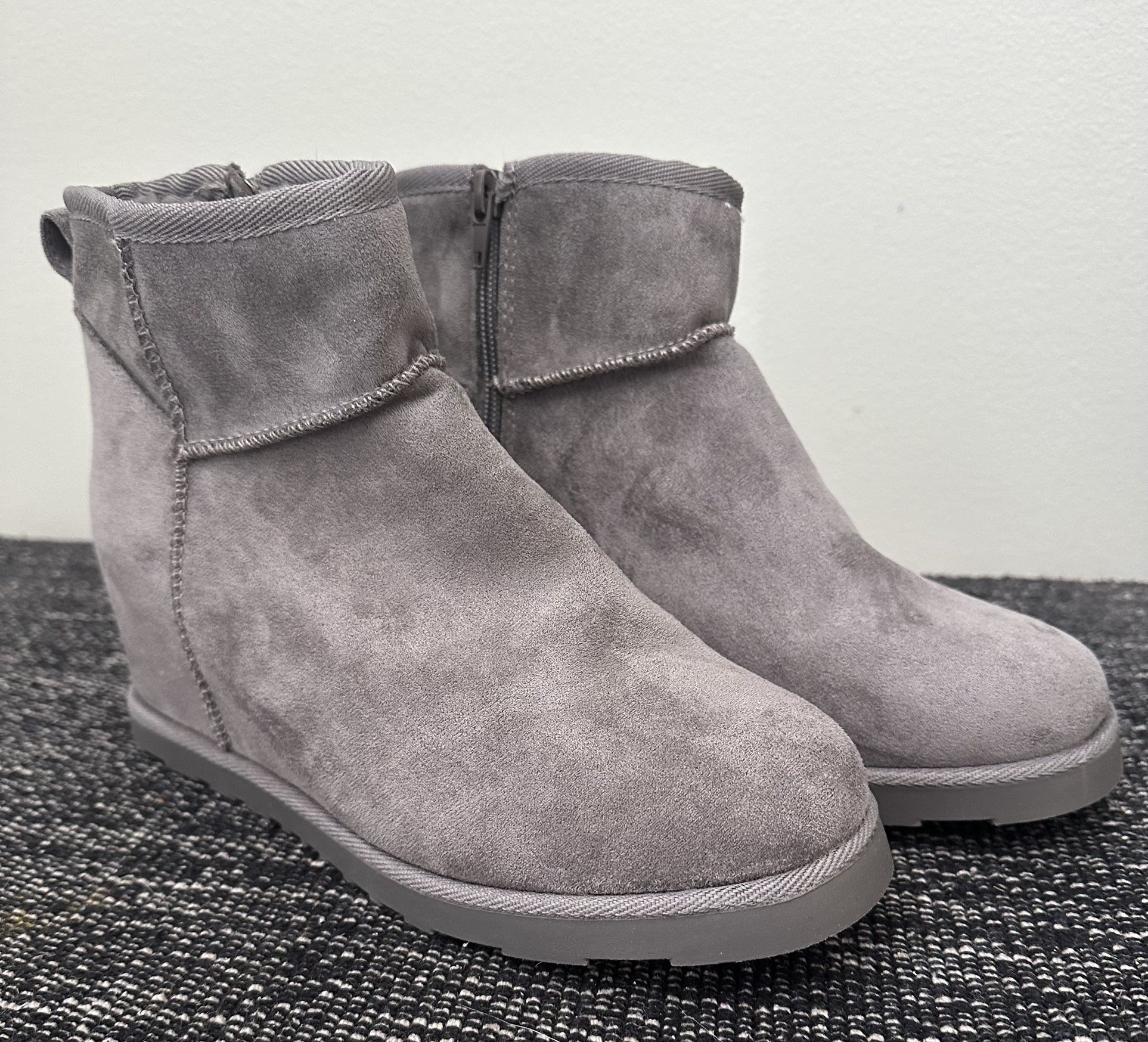 NEW Women’s Winter Boots Size 8