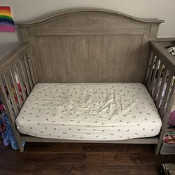 Baby Crib/Toddler Bed