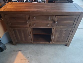 Dining table hutch