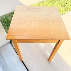Selling a wooden table, 25x25x29.5 in.