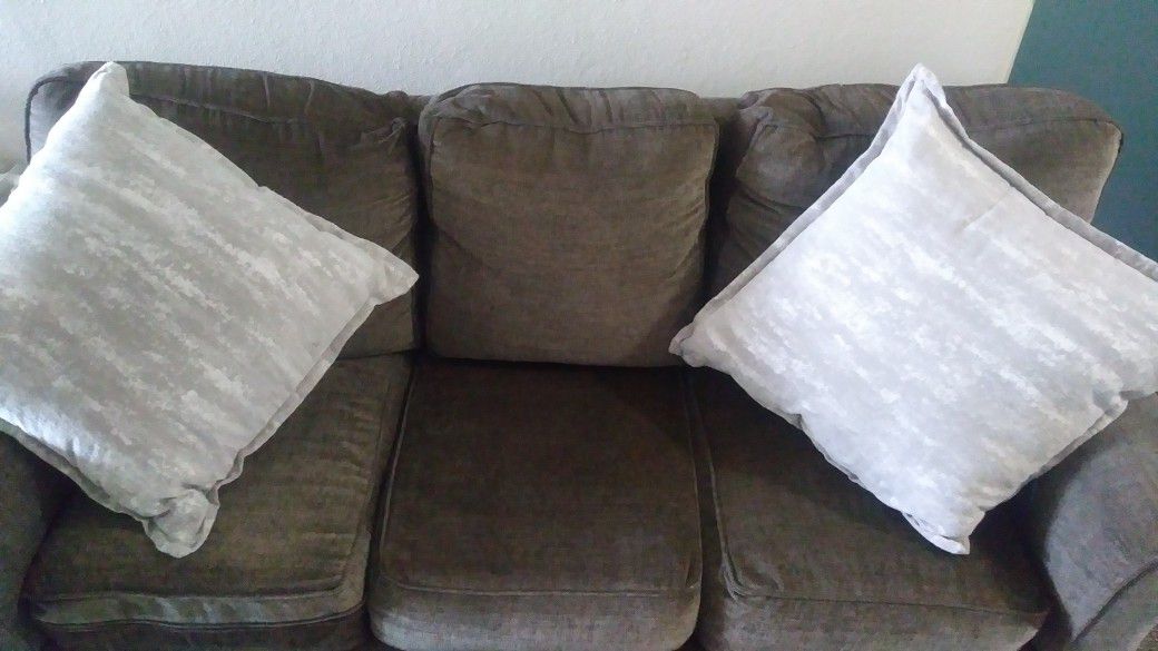 ***EXTREMELY CLEAN Couch/Chair/Ottoman Set***