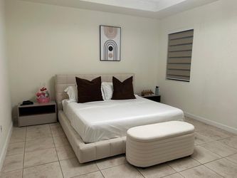 La cama y mesitas