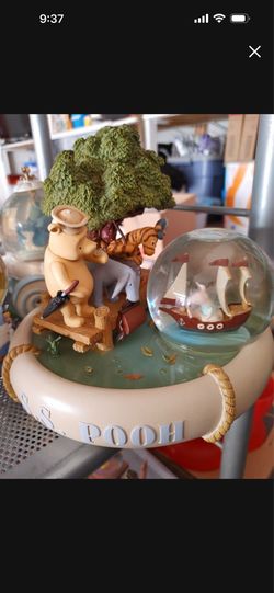 Winnie the Pooh Ss Snow globe