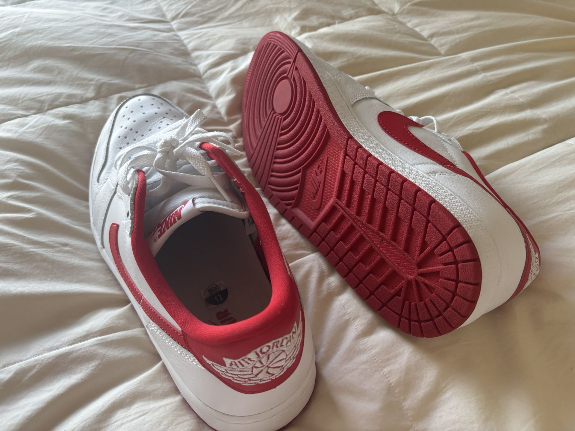 Jordan 1 Retro Low OG University Red (slightly Used)