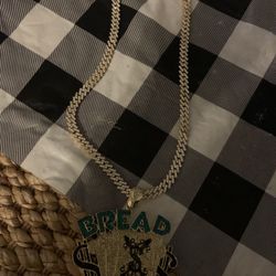 Iced cuban link with pendant