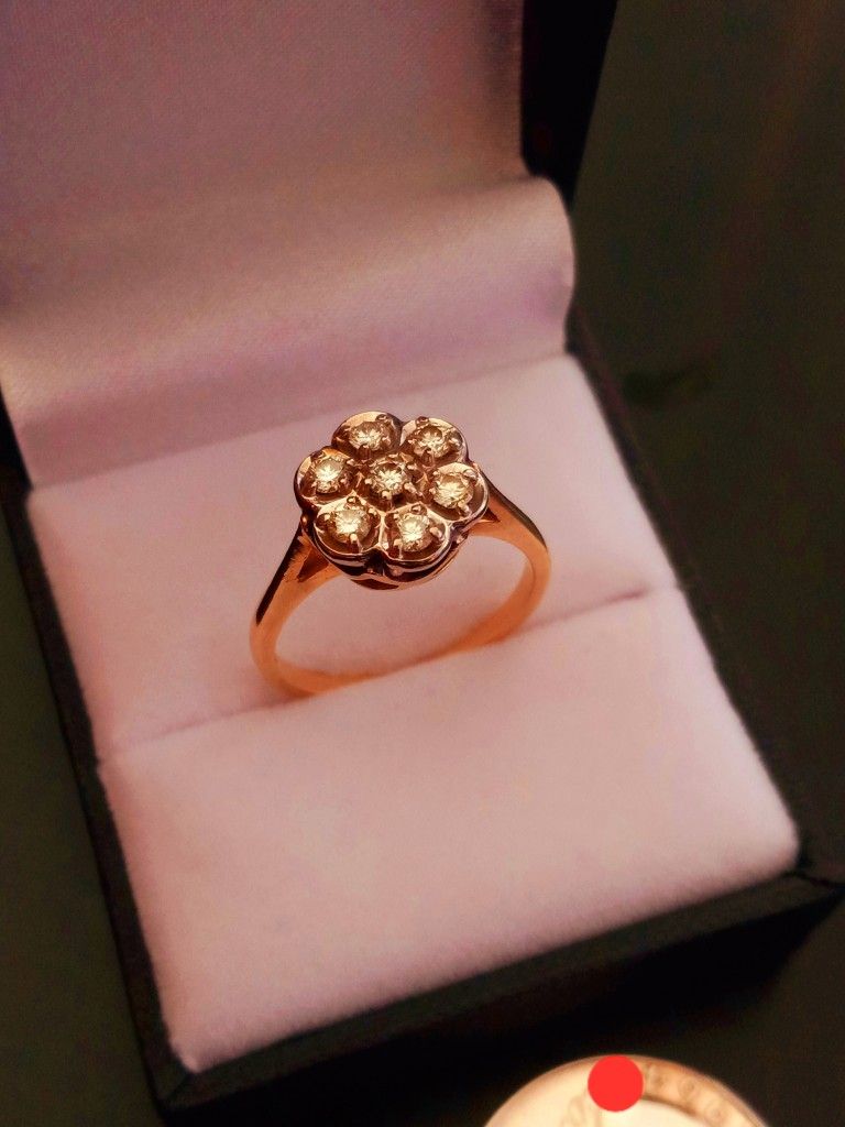 $500! Beautiful 14k Gold 7 Diamond Ring Size 7.5