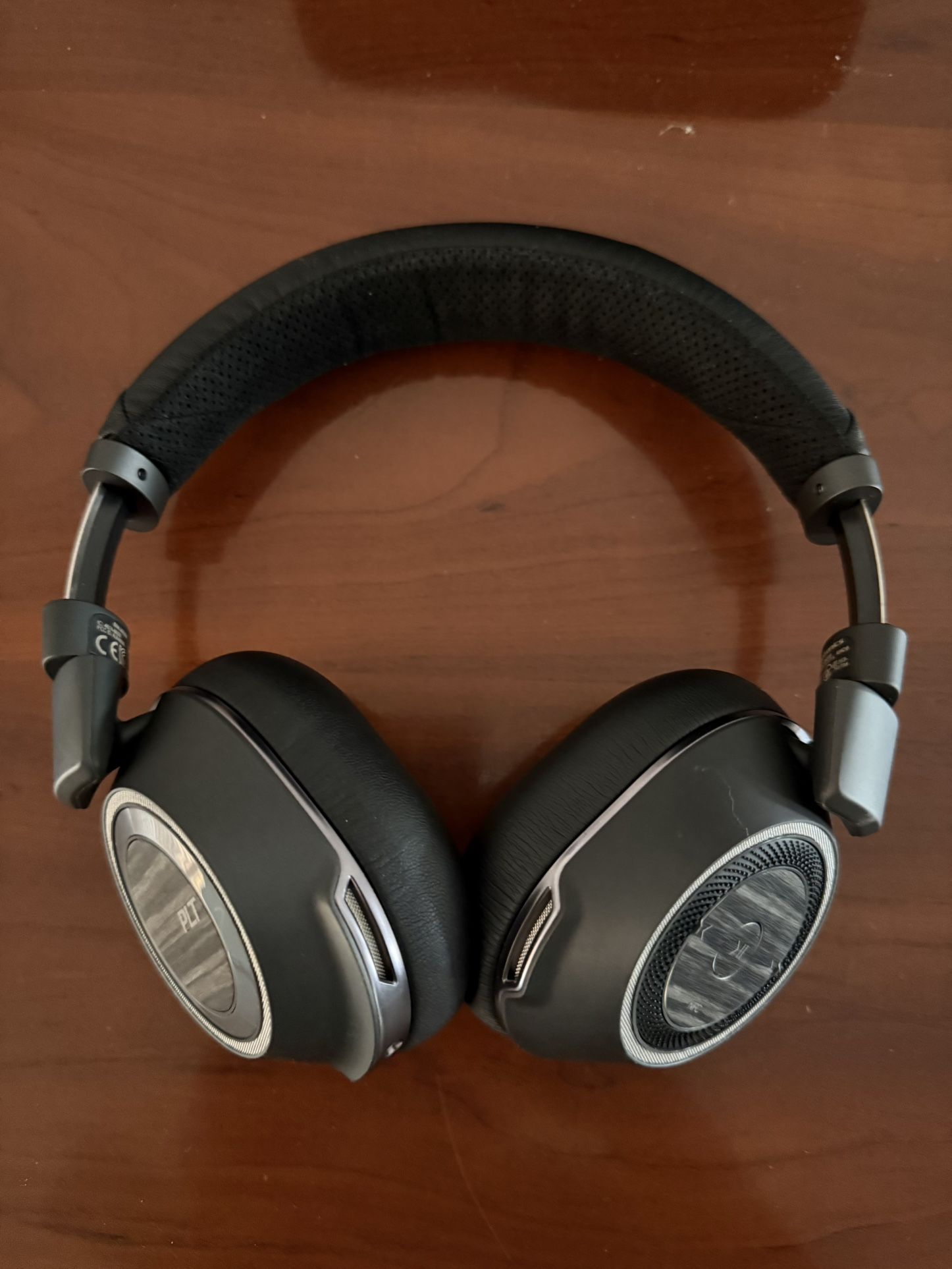 Platronics Voyager B8200 Wireless/Bluetooth - Noice Cancelling Headset