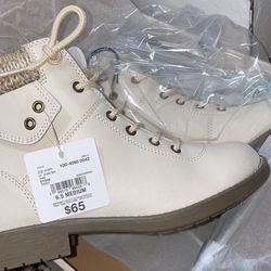 New 6.5 Womans Boots 