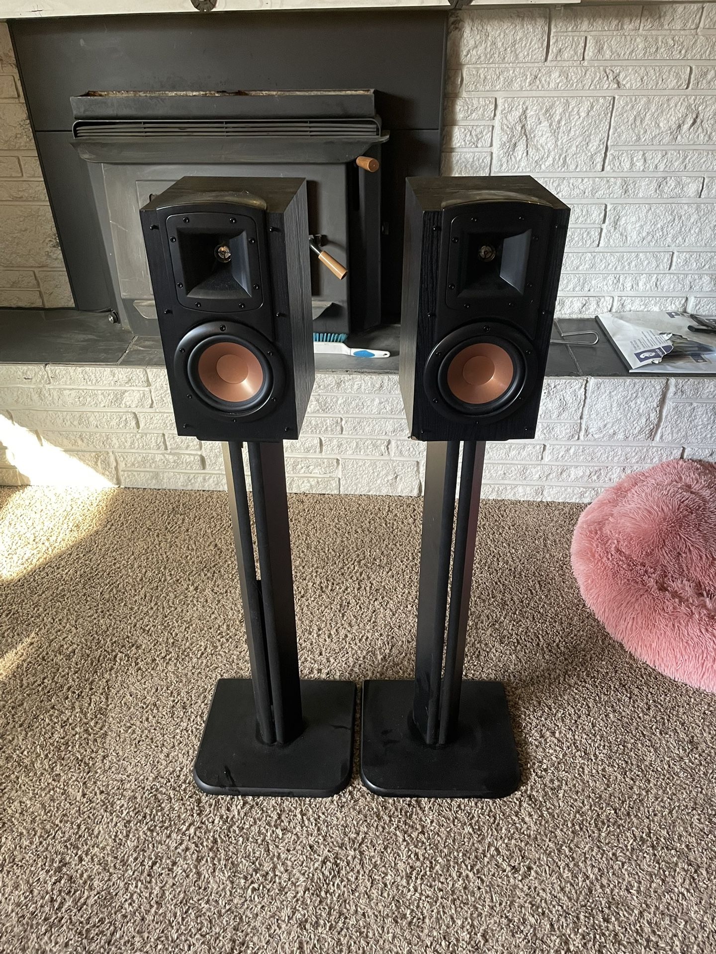 Klipsch B-200 Black Bookshelf Speakers And Stand