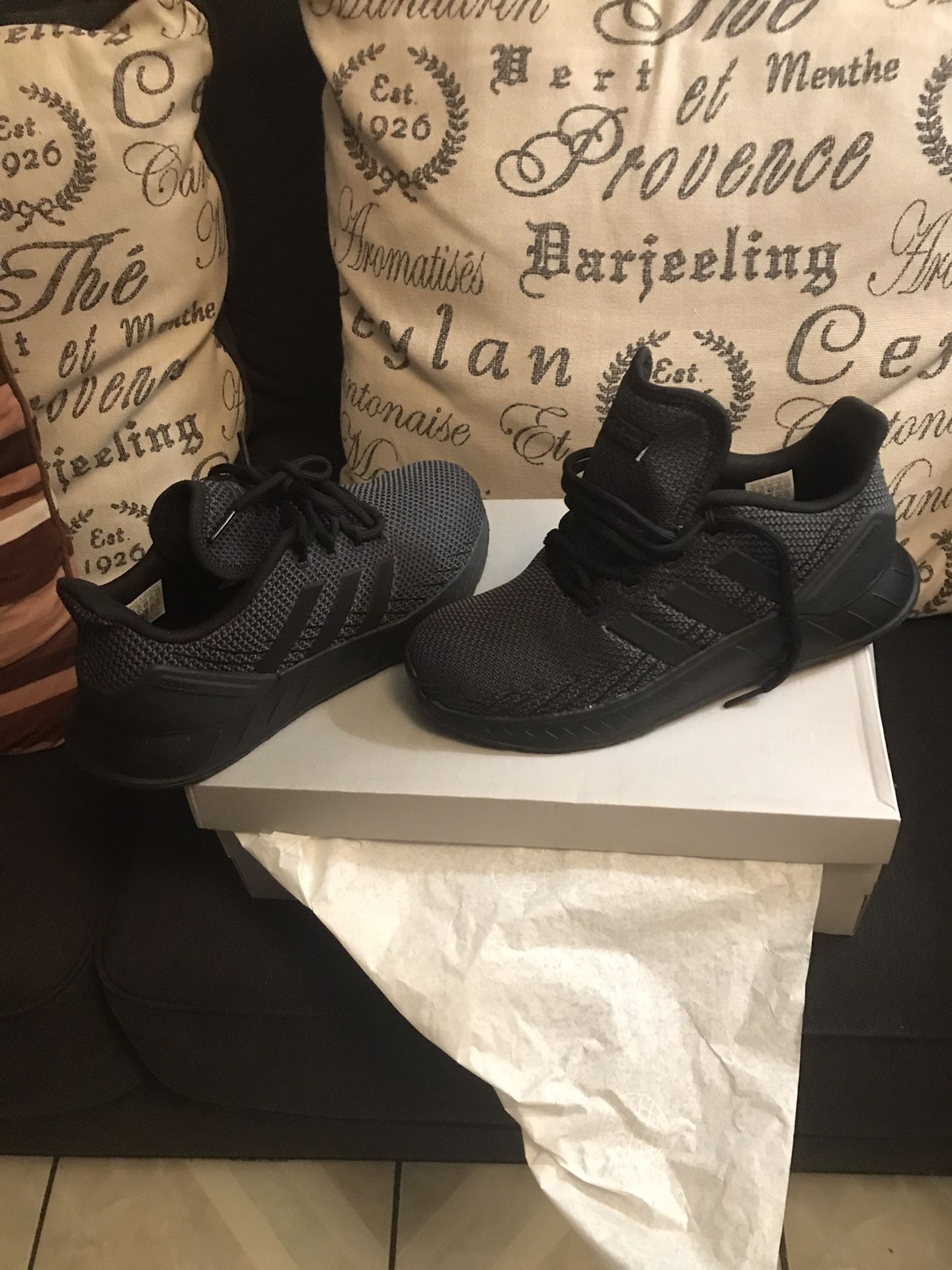 New Adidas Shoes Size Seven