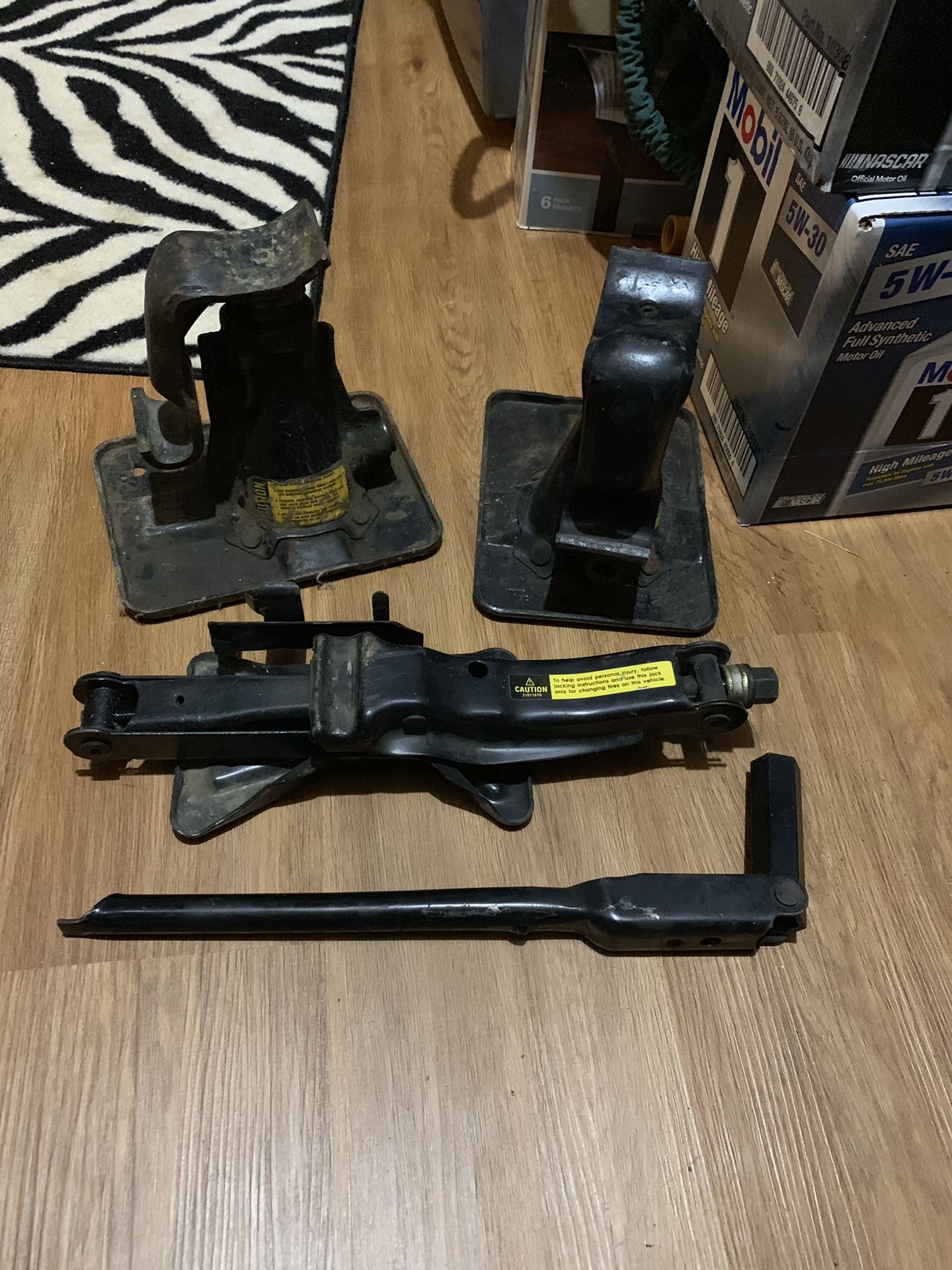 Floor Jack set for small car.