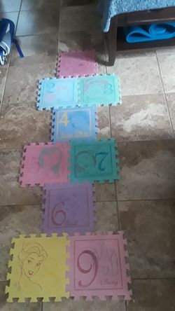 --Play mats Disney princesses. Ppu Fm529 &Fry rd.