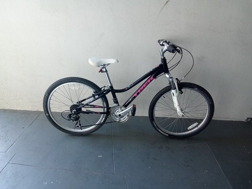 BICYCLE TREK 21 SPEED SIZE 24 BRAND NEW 