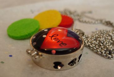 Heart & Love diffuser on Cabochon Glass with 1ml Geranium Essential Oil (About 30 drops)