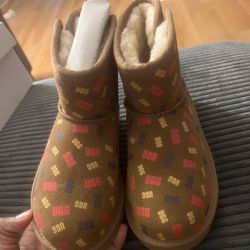 BRAND NEW Kids Ugg Boots Size 2 