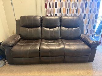 🚚 MOVING SALE – Living Spaces Dual Reclining Loveseat with Console 🛋️