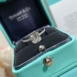 Tiffany white diamond four-claw ring💍