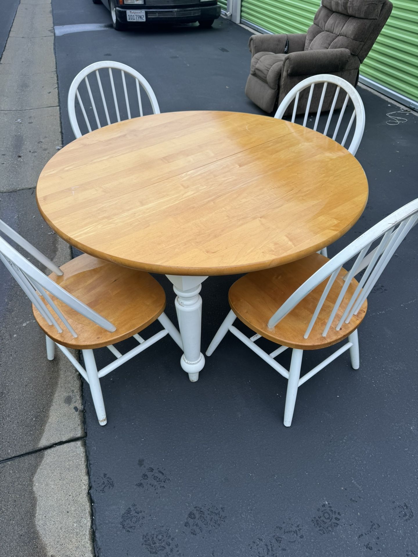 Beautiful Dining Table W/4 Chairs And 2 Extension Leaves