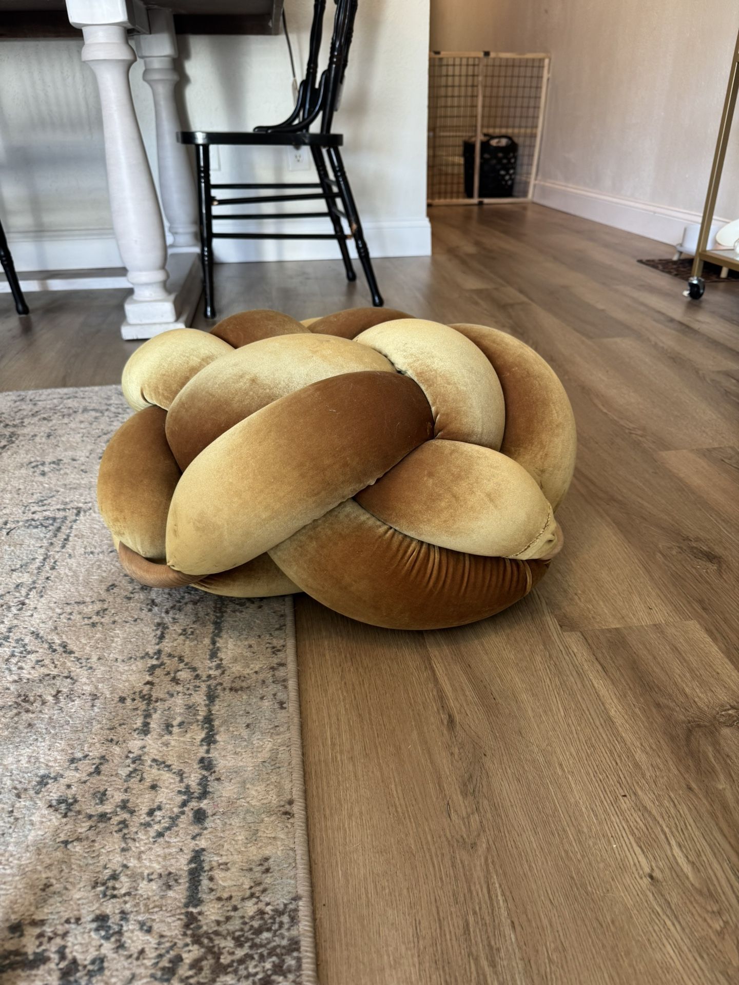 Decorative Gold Floor Knot