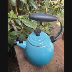 LOW PRICE MOVING- LE CREUSET $165 + TAX RETAIL TEA KETTLE TEA POT 