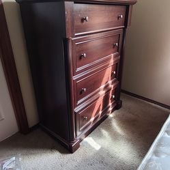 4 Piece Bedroom Set - Queen