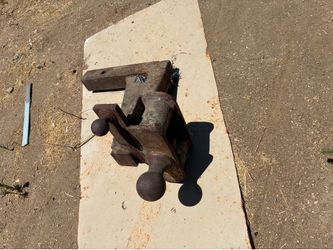 Heavy duty trailer truck hitch