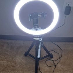10" LED ringlight with 4 light settings and adjustable tripod base. **Apopka Pick-Up **
