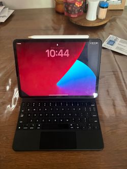 11 inch M1 Apple iPad Pro - 256gb WiFi + Cellular model with Magic Keyboard and Apple Pencil