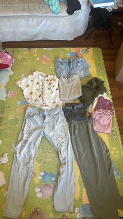 Free/Gratis Women’s size small/Med clothes