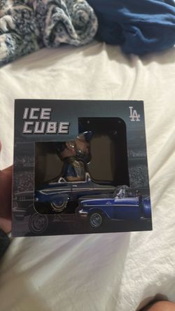 Ice cube bobble head